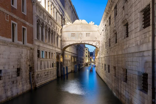 Bro Över Sevärdheter Kvällen Med Blå Himmel Venedig Italien — Stockfoto