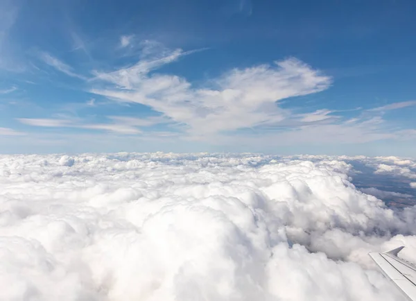 Blauwe Lucht Met Witte Zachte Wolken Als Harmonische Achtergrond — Stockfoto