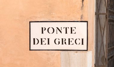 Ponte dei Greci - Yunan köprüsü - Venedik 'te eski bir grunge evinin duvarında