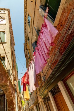 Venedik 'te eski Venedik evleri arasında çamaşır ipleri olan dar bir yol, İtalya