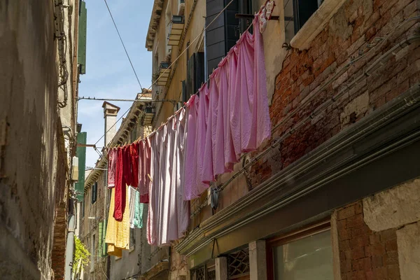 Narrow Road Venice Clotheslines Old Venetian Houses Italy — Stock Photo, Image