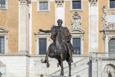 Marcus Aurelius 'un Binicilik Heykeli, İtalya' nın başkenti Capitoline Hill 'de bulunan antik bir Roma binicilik heykeli..