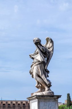 Aelian Köprüsü 'ndeki heykel aynı zamanda Roma, İtalya' daki kutsal meleğin şatosu Sant 'Angelo' ya giden kutsal meleklerin isimsiz köprüsü olarak da bilinir.