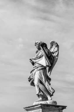 Aelian Köprüsü 'ndeki heykel aynı zamanda Roma, İtalya' daki kutsal meleğin şatosu Sant 'Angelo' ya giden kutsal meleklerin isimsiz köprüsü olarak da bilinir.