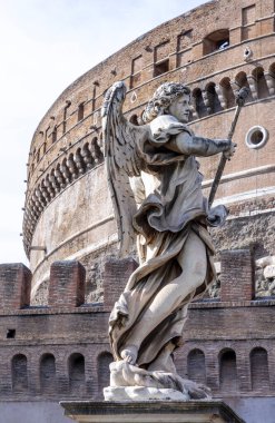 Aelian Köprüsü 'ndeki heykel aynı zamanda Roma, İtalya' daki kutsal meleğin şatosu Sant 'Angelo' ya giden kutsal meleklerin isimsiz köprüsü olarak da bilinir.
