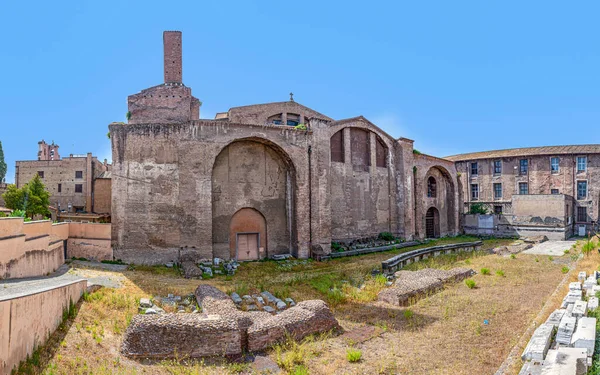 ローマ イタリア 2021年8月1日 ローマの鉄道駅テルミニ近くに位置するローマ時代からの歴史的な公衆浴場Diocletianの風呂の遺跡への眺め — ストック写真