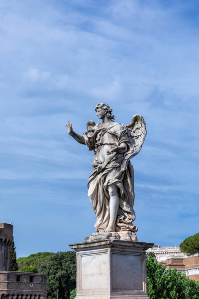 Статуя на Элианском мосту также известный unter имя мост святых ангелов, которые приводят к замку Сант-Анджело, замок святого ангела в Риме, Италия