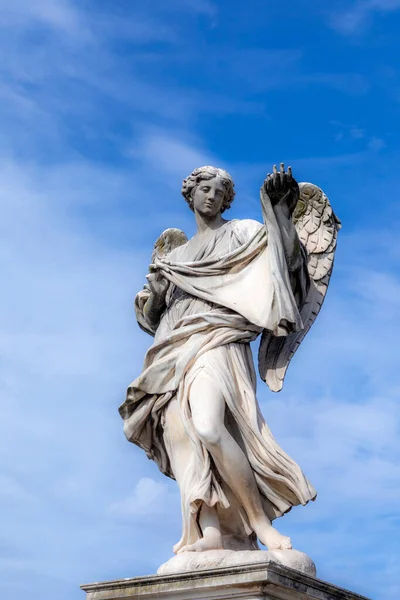 イタリアのローマにある聖天使の城 アンジェロ を送った城につながる聖なる天使の名前橋の下にも知られているAelian橋の像 — ストック写真