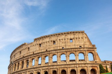 Roma, İtalya 'daki kolezyuma bak