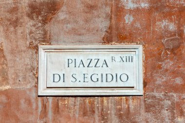 Sokak adı Piazza di S. Egidio- engl: St. Egidio 'nun şehir meydanı - Roma, İtalya' da duvarda boyanmış.