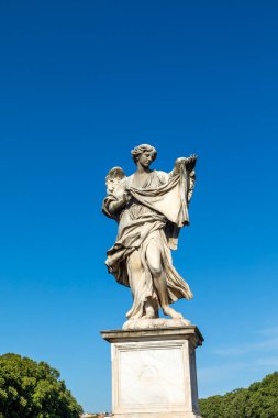 Roma, İtalya 'daki Ponte del Angelo' da bir melek heykeli.
