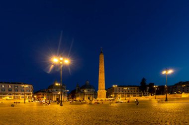 Geceleri Piazza del Popolo ile Roma 'nın gökyüzüne bakan panoramik manzara, İtalya