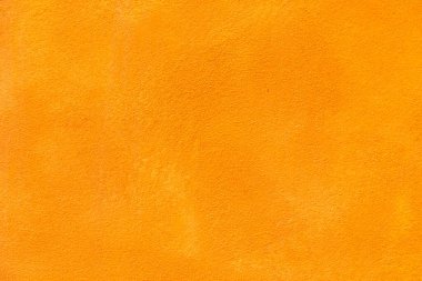 Harmonik yapıda turuncu boyalı duvar.