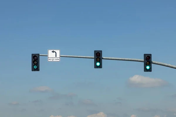 Semáforo Verde Cruzamento Abaixo Céu Azul Nos Eua — Fotografia de Stock