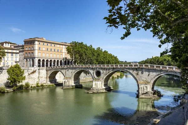Ponte Sisto Bridge Crossing Tiber River Linking Dei Pettinari Piazza — Stock Photo, Image