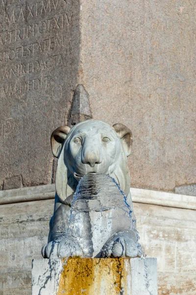 Detalle Del Chorro Agua Obelisco Plaza Del Popolo Engl Pueblos — Foto de Stock