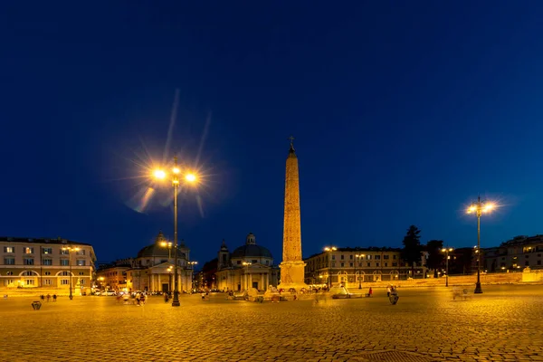 Geceleri Piazza del Popolo ile Roma 'nın gökyüzüne bakan panoramik manzara, İtalya
