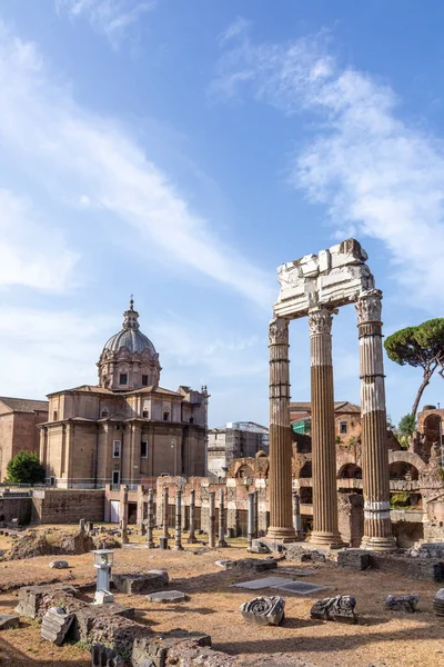 イタリア ローマのローマ フォーラムの街並み 夏の晴れた日のイタリアで世界的に有名なランドマーク — ストック写真