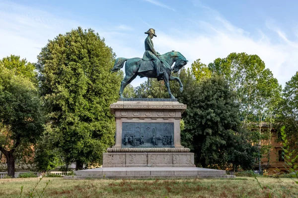 Roma Daki Giardino Halk Parkında Carlo Alberto Nun Heykeli Ile — Stok fotoğraf