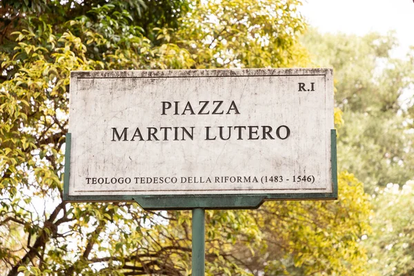 Marmurowa Płyta Nazwą Ulicy Piazza Mertin Lutero Engl Martin Luter — Zdjęcie stockowe