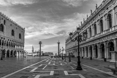 Sabahın erken saatlerinde Venedik, İtalya 'da Doges sarayı ve ejderhalı sütunlu St. Mark meydanına bakın.