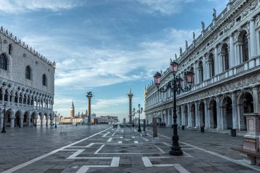 Sabahın erken saatlerinde Venedik, İtalya 'da Doges sarayı ve ejderhalı sütunlu St. Mark meydanına bakın.