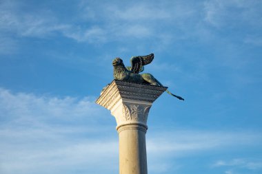 Venedik, İtalya 'daki St. Mark meydanındaki Venedik aslanına bakın.