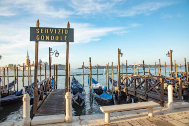 Servicio Gondole - engl: gondol servisi - Venedik, İtalya 'daki St. Mark Meydanı' nda tabela