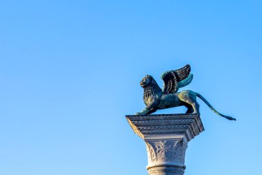 San Marco Meydanı 'nda (St Mark Meydanı) aslan heykeli mavi gökyüzü arka planı, Venedik, İtalya. Burası Venedik 'in turistik merkezi. Kanatlı aslan Venedik 'in eski ve ünlü bir sembolüdür..