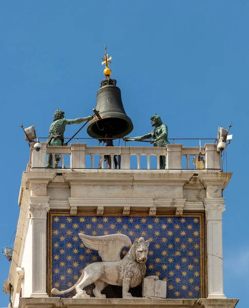 Venetië Klokkentoren Renaissancestijl Het San Marco Plein Met Standbeelden Mori — Stockfoto