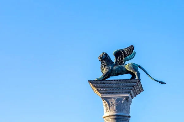 Leeuw Standbeeld Piazza San Marco San Marco Blauwe Hemel Achtergrond — Stockfoto