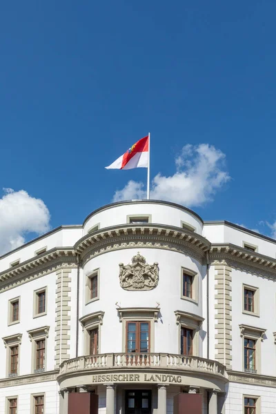 ドイツ ヴィースバーデンのヘッセン州議会で青い空の下でヘッセの旗 Hessischer Landtag — ストック写真