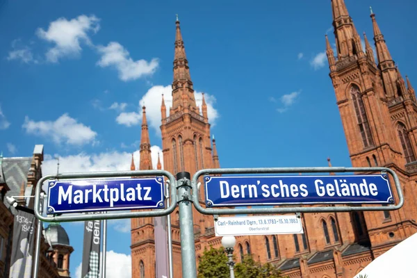 Signage Dernsches Gelaende Marktplatz Engl Náměstí Dern Náměstí Wiesbadenu Německo — Stock fotografie