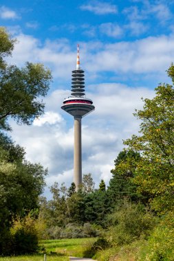 Frankfurt 'ta TV kulesi, mavi gökyüzü altında Almanya