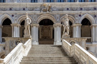 Venedik, İtalya 'daki Doges Sarayı' ndaki (Palazzo Ducale) Giants Merdiveni 'nde Neptün ve Mars heykeli