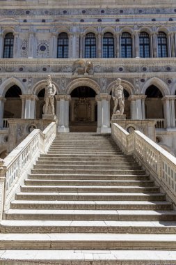 Venedik, İtalya 'daki Doges Sarayı' ndaki (Palazzo Ducale) Giants Merdiveni 'nde Neptün ve Mars heykeli