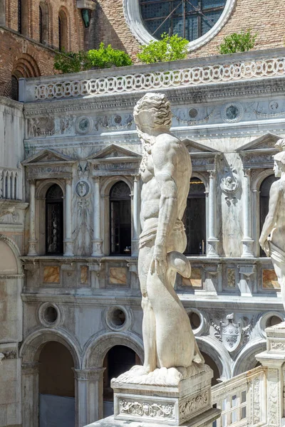 海王星雕像 Statue Neptune 罗马海神 座落在多格宫 Palazzo Ducale 的巨人阵 这座雕像代表威尼斯的海上力量 — 图库照片