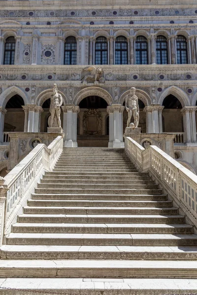 位于意大利威尼斯多格斯宫 Palazzo Ducale 的巨型楼梯上的海王星和火星雕像 — 图库照片