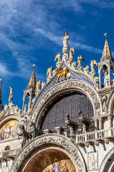 意大利威尼斯圣马可大教堂顶上的老威尼斯马 — 图库照片