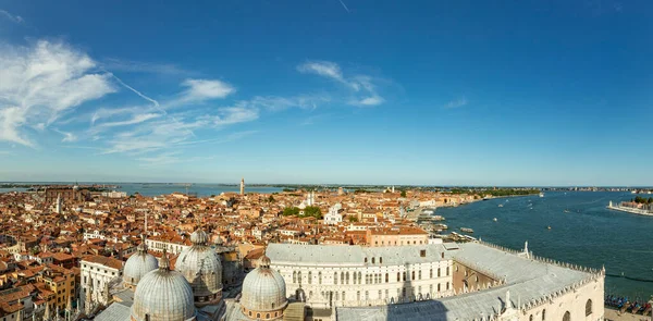 マルコ大聖堂の屋根とヴェネツィア イタリアのスカイラインへの景色 — ストック写真