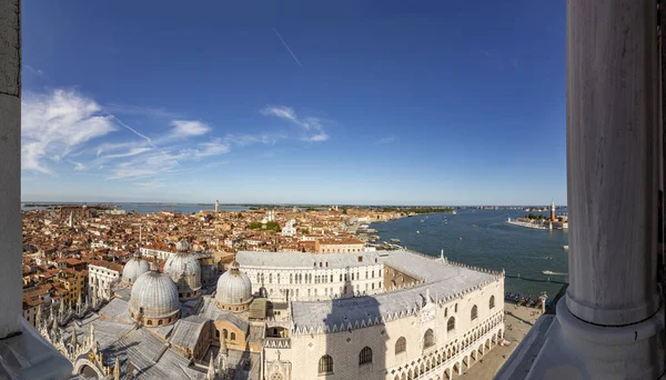 マルコ大聖堂の屋根とヴェネツィア イタリアのスカイラインへの景色 — ストック写真