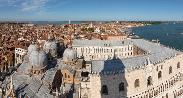 Malebný Výhled Střechu Katedrály San Marco Panorama Benátek Itálie — Stock fotografie