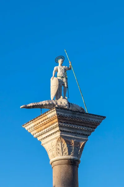 Beeldhouwkunst Van Heilige Teodor Eerste Patroonheilige Van Venetië Die Een — Stockfoto