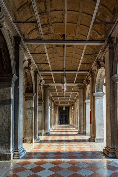 Kolonade Vid Markusplatsen Med Skugga Tidigt Morgonen Venedig Italien — Stockfoto