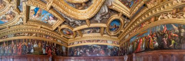 Venedik, İtalya - 7 Temmuz 2021: Doge Palace 'da turistlerle birlikte büyük konseyin meclisi. Tavan ayrıntıları.