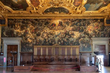 Venedik, İtalya - 7 Temmuz 2021: Doge Palace 'da turistlerle birlikte büyük konseyin meclisi. Tavan ayrıntıları.