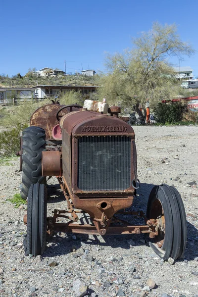 美国Oatman 2019年3月7日 Oatman村66号公路旧的腐烂生锈拖拉机 — 图库照片