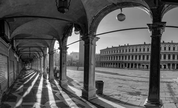 Venedig Italien Juli 2021 Schatten Den Kolonnaden Auf Dem Markusplatz — Stockfoto