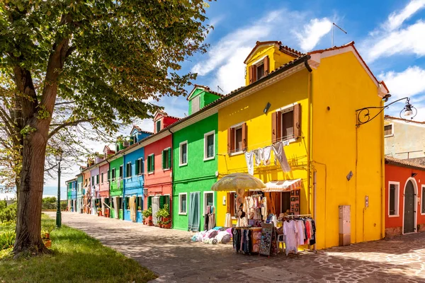 イタリアのブラーノ島 2021年7月5日 イタリアのヴェネツィアのラグーンにあるブラーノ島のカラフルな家 — ストック写真