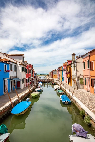 イタリアのブラーノ島 2021年7月5日 イタリアのヴェネツィアのラグーンの運河沿いのブラーノ島のカラフルな家 — ストック写真